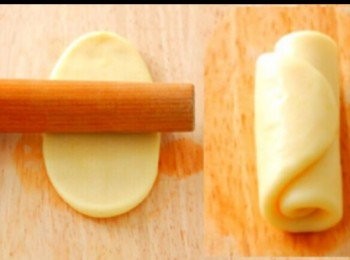 step3: 將包好的油酥皮稍微壓扁下，壓成牛舌狀，
然後由下而上卷起來，用保鮮紙蓋住，靜止15分鐘。
鬆弛好的酥油皮，再壓扁下，滾成牛舌狀，
然後由下而上卷起來，重複兩次。接口朝上，把面團中間按下，將對角向中間收入成圓形，再壓成圓餅狀。