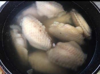 step2: <a href="https://bit.ly/3zHU5V3" target="_blank" data-keyword="雞翼" class="guide-link"><strong>雞翼</strong></a> <span style="display:inline-block;vertical-align:middle;margin-top:-3px;color:initial;border-radius:3px;padding:2px 3px;font-size:12px;line-height:14px;background:#87d300;color:#fff;">即買</span> 解凍後洗淨。滾水落<a href="https://bit.ly/3zHU5V3" target="_blank" data-keyword="雞翼" class="guide-link"><strong>雞翼</strong></a> <span style="display:inline-block;vertical-align:middle;margin-top:-3px;color:initial;border-radius:3px;padding:2px 3px;font-size:12px;line-height:14px;background:#87d300;color:#fff;">即買</span> ，滾後1分鐘，將<a href="https://bit.ly/3zHU5V3" target="_blank" data-keyword="雞翼" class="guide-link"><strong>雞翼</strong></a> <span style="display:inline-block;vertical-align:middle;margin-top:-3px;color:initial;border-radius:3px;padding:2px 3px;font-size:12px;line-height:14px;background:#87d300;color:#fff;">即買</span> 取出用凍水沖洗洗淨。