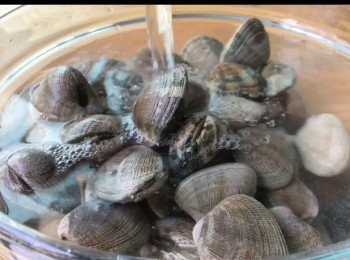 step1: 碗裡加入適量海鹽然後倒入水，加入蜆浸泡一小時然後洗淨備用。