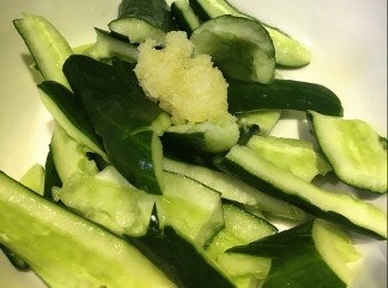 step3: 青瓜切去頭尾一小塊，切出來的青瓜分別在頭及尾部打圈地磨至出現白，洗淨及抹乾水份。用刀背拍開，除去中間的籽，用手掰成多塊，將蒜泥及柚子醋汁拌勻，放上雪櫃雪约30分鐘，㵉上特濃麻油及灑上白芝麻，即成。
