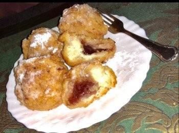 step7: 取出瀝乾油份，撒大量糖霜即成。熱食最佳



想知道我更多食譜，可去我Facebook 專頁。
https://m.facebook.com/carlineki/