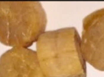 step5: 首先將瑤柱略洗，加水至蓋過瑤柱，浸水一小時後，將瑤柱水留用。隔水蒸30分鐘至瑤柱軟身備用。