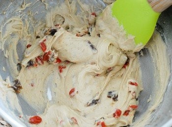 step3: 篩入麵粉和泡打粉，拌勻，再加入桂圓和杞子