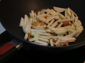 step3: 加入節瓜炒一陣至軟身