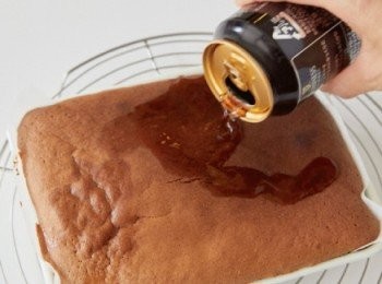 step7: 烤好後馬上將黑啤酒一點一點慢慢的、依喜好的量繞圈淋在蛋糕上。連同模具一起放涼後，放進冰箱冷藏。