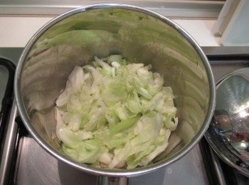 step3: 再開火,煮滾後放入步驟1拌勻,倒入昆布柴魚高湯蓋鍋蓋用小火煮至高麗菜微軟.