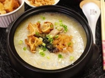 step9: 食用時，放入少許醃蘿蔔丁、蔥花、油條，再撒些白胡椒粉即可。