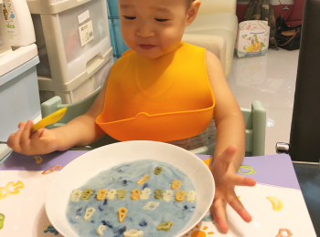 step8: 把蝶豆花湯倒入盤中，再擺上意粉，可用步驟4中挾起的蝶豆花乾作點綴