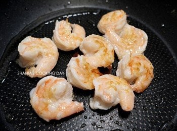 step3: 放入蝦仁煎至外表有些恰恰後取出備用。