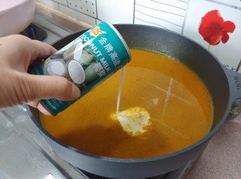 step10: 將湯底加熱； 加入椰漿（可隨意加減椰漿份量） 試味; 可按口味加小許糖調味