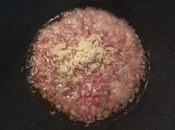 step5: 下蒜末炒出香味,