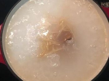 step5: 粥煮好後放入薑絲和香菇高湯塊小火續煮；