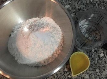 step1: 高筋麵粉中混入鹽；溫水溫度差不多是我們ㄧ般洗澡時熱水的溫度，就是手能碰觸的溫度；食用油先秤好。