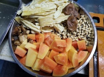 step1: 預備好所有材料:木瓜去皮去籽切件,陳皮,眉豆,冬菇及支竹分別浸軟,用約4公升水,水滾加入所有材料,用大火煮半小時,再用細火煮1個半小時