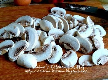 step2: 白蘑菇切片 , 雜豆用水沖一沖洗及瀝乾