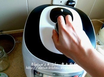 step12: 高速鍋煮完後會發出嗶嗶聲響 , 此時用手向右再一次排氣