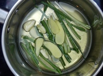 step2: 鍋中下油，再下蔥薑蒜，之後中火將蔥薑蒜炸至焦黃