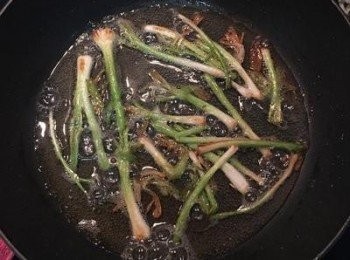 step8: 將蔥白煎出香味；