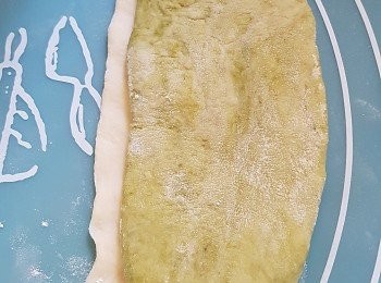 step4: 將發酵第一次完成後的麵糰桿平，(原色與抹茶)每邊分成三等份「共六份」、 將淺色部份麵糰放底層、抹茶粉麵糰放面層、 手向前推捲成筒形狀
