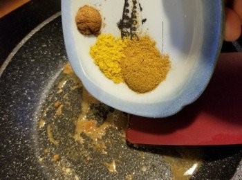 step10: 用約1湯匙油起鑊,先爆香薑粉,黃薑粉,咖哩粉及
五香粉