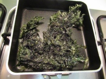step1: 紫菜乾鍋烤至顏色變綠色,沖洗擰乾備用.