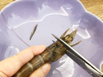 step2: 蝦洗淨 ＋ 去部分頭 ＋ 去腳 ＋ 去尾