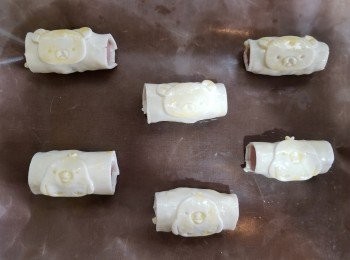 step5: 掃上蛋液，放入預熱180°c 焗20mins至金黃