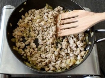 step2: 燒熱鑊後下油，炒洋蔥至軟身，然後加入雞肉，炒至全熟