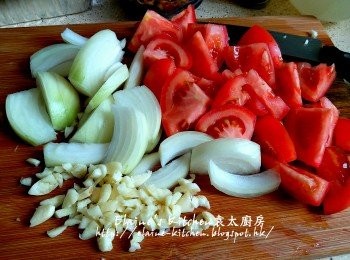 step11: 洋蔥及蒜頭去衣 , 洋蔥切幼條 , 蒜頭切粒 , 蕃茄洗淨切件