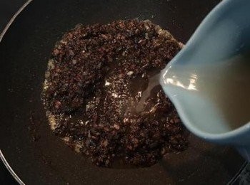 step10: 倒入高湯小火燉煮到洋蔥都軟了,