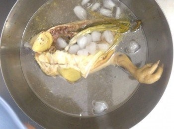 step5: 將雞倒入冰水中，浸泡至雞肉完全冷卻(大概半小時吧)