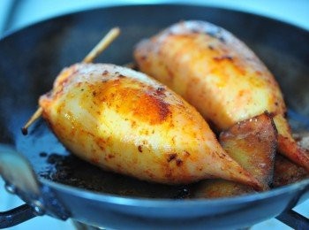 step4: 將<span class="group_3">煎魷魚</span>的<span class="group_2">調味料</span>拌好，用掃掃上魷魚身上