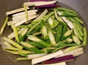 step3: 煮滾一鍋水,落1茶匙砂糖,1茶匙鹽及1茶匙食用油將秋葵,蘆筍,茄子及肉豆煮2分鐘(水滾起計2分鐘)然後隔去水份
