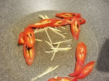 step4: 用約1湯匙油起鑊,用大火先爆香薑絲及長紅椒