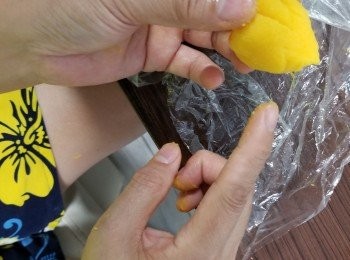 step16: 多奶黃餡的部份向上成尖形做記號,再放入雪櫃待用(做記號的動作很重要,作用是妨止流沙餡焗時不易流出外)