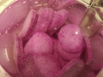 step5: 最後將紫淮山片放入煲內，紫淮山如喜歡食爽口，滾的時間越短口感越爽。最後下鹽調味即完成。