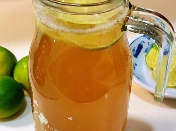 step7: 將自製糖漿、檸檬汁倒入大罐玻璃瓶內,加入900g冷開水混合均勻