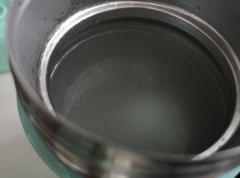 step5: 半小時後倒出水份，將米放入燜燒罐內，注入熱水約8成滿。