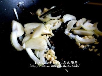 step12: 燒紅鑊加入蒜粒及洋蔥爆香