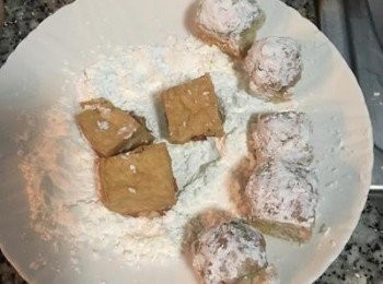 step7: 接著鍋內放兩碗油燒熱到170度；燒油時取一盤子放入太白粉，將鑲豆腐絞肉那面朝下沾上太白粉，這樣做可以防止油炸時絞肉脫落喔～