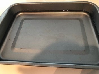 step7: 加水進大焗盤至約一寸高，放焗盤入焗爐，預熱 350F