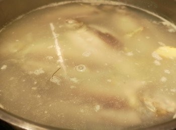 step3: 兩面煎好後，撒上少許鹽隨即將熱水倒入煲內，滾到魚湯變奶白色。