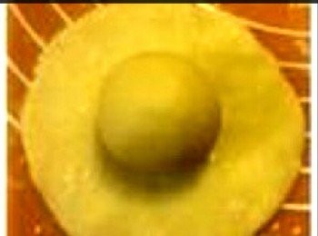 step2: ~取一份油皮壓扁,包入一份油酥，收口包好，朝下放置。