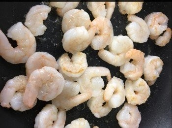 step2: 蝦仁加入<span class="group_2">調味料</span>醃15分鐘。
鑊加少許油，炒香蝦仁備用。