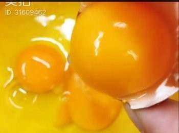 step3: 將四隻雞蛋拌勻