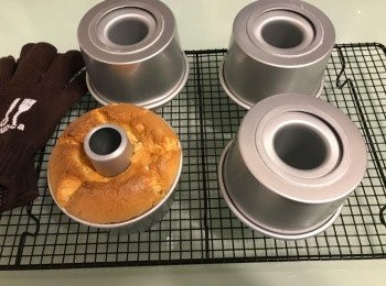 step9: 焗好後取出蛋糕大力"噔"兩下，立即倒扣放涼，之後便可脫模