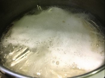 step2: 青瓜切去頭尾一小塊，切出來的青瓜分別在頭及尾部打圈地磨至出現白泡，洗淨及抹乾水份。中間切開除去籽，切絲。