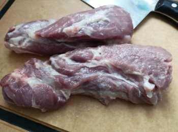 step2: 黑毛豬肉切長條，先用豬肉醃料醃豬肉，之後加兩湯匙水同醃，醃約半小時以上。