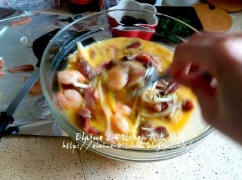 step15: 將待涼的配料放入蛋液內 , 加少許魚露及胡椒粉調味拌勻 , 靜待10分鐘