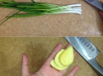 step1: 煮雞用的蔥先洗淨，切去根部，薑去皮切片，一同放入慢煮袋